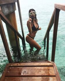 Le foto sexy di Valentina Allegri: "Partenza per Barcellona" 8