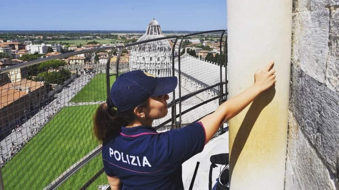 Incide un cuore con le iniziali sul marmo della Torre di Pisa: denunciata turista francese