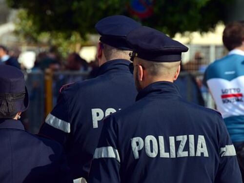 Tre iraniani si fingono falsi poliziotti e rapinano gli automobilisti