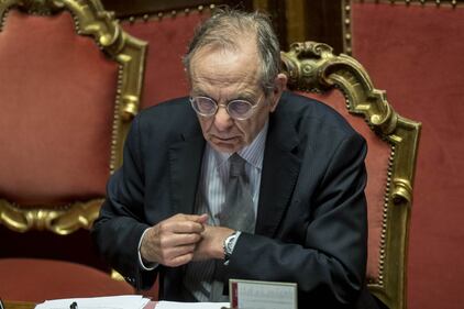 Padoan parla al Senato, nessuno viene ad ascoltarlo 3