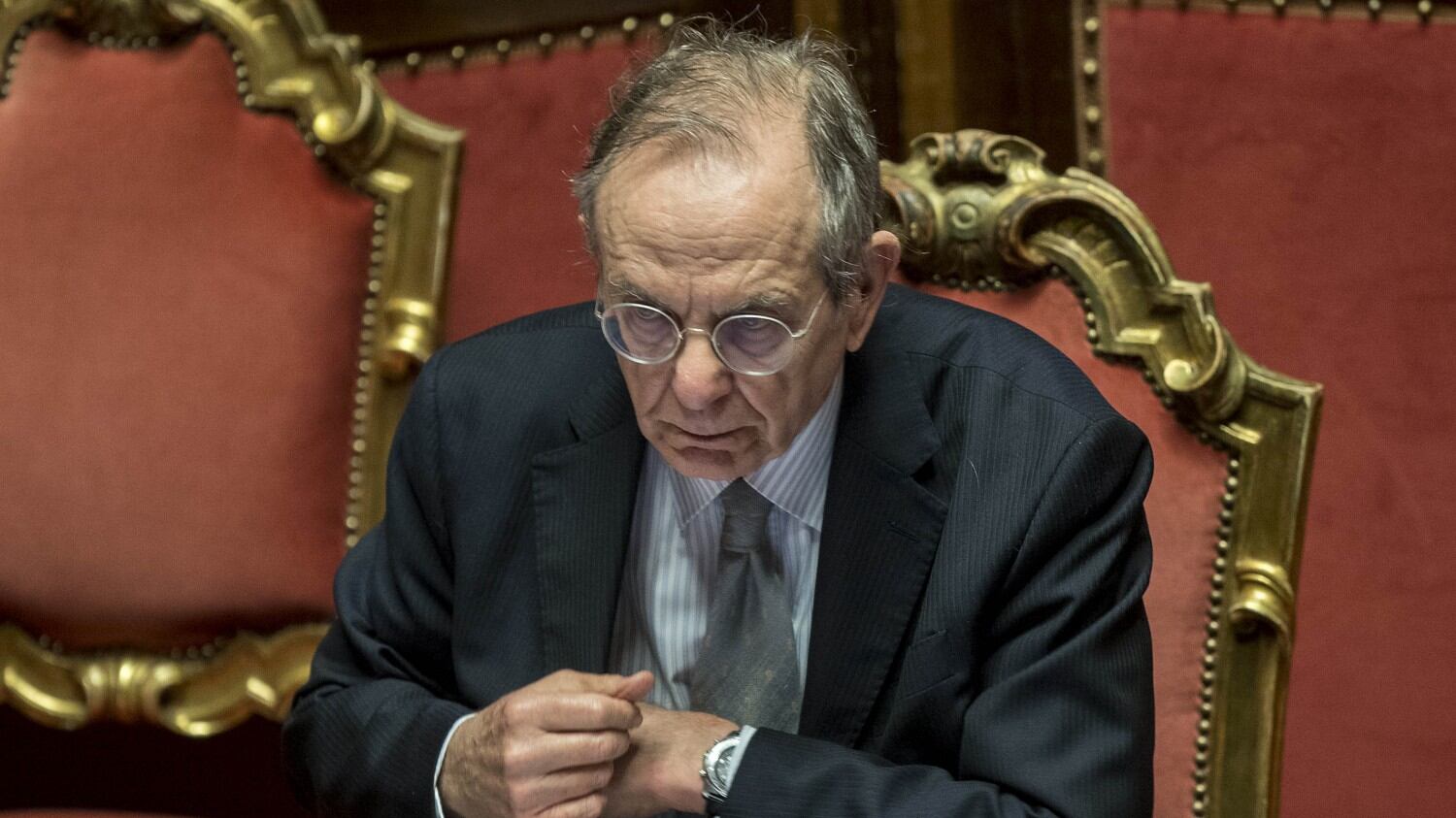 Padoan si piega a Bruxelles: arriva la stangata di primavera