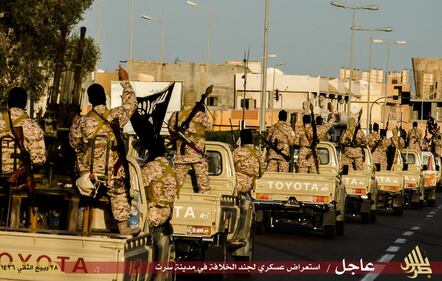 L'Isis sfila a Sirte: ecco la parata in pieno giorno 10