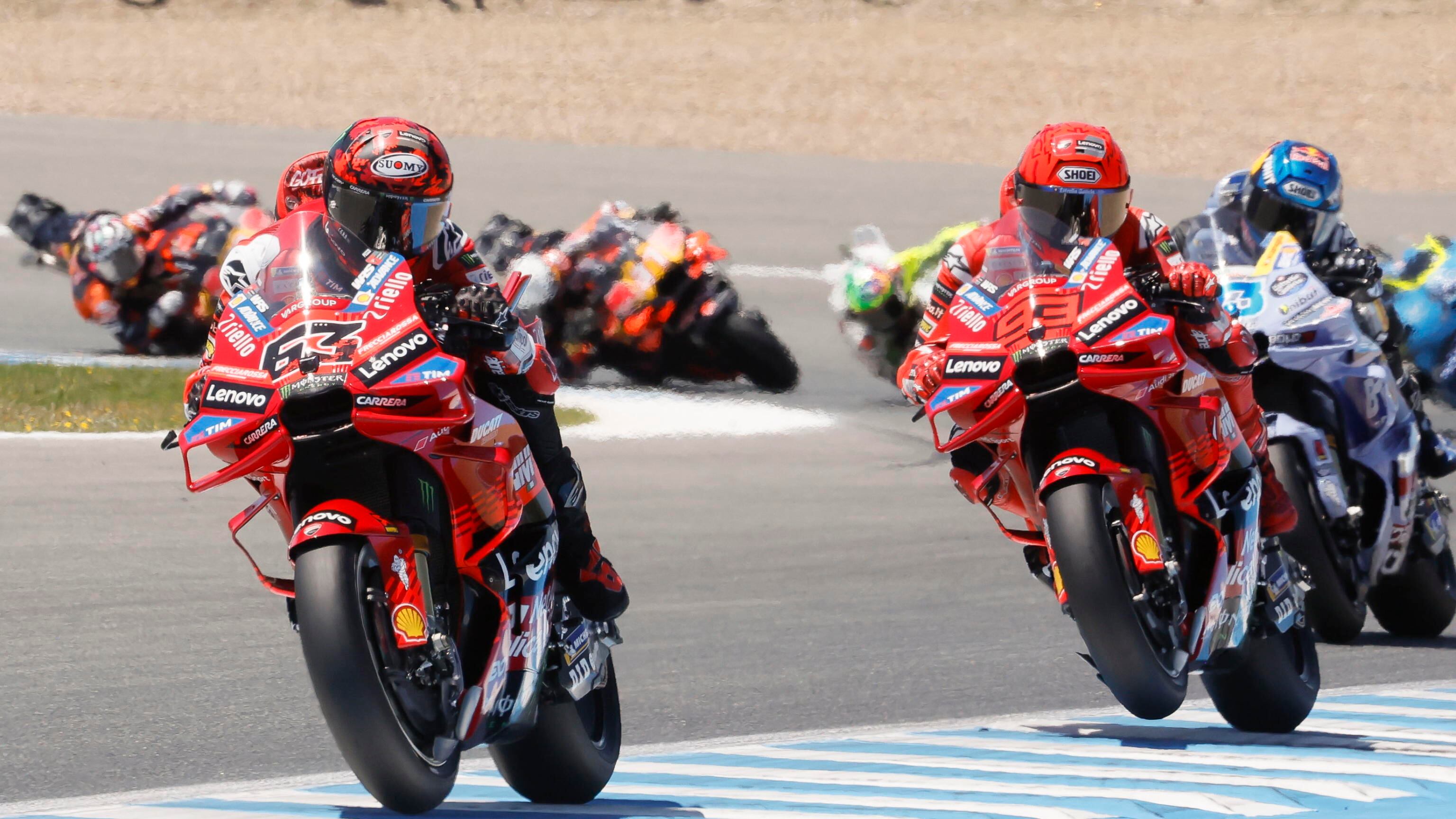 È una Ducati ad alta tensione: Pecco e Marc si toccano
