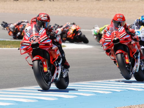 È una Ducati ad alta tensione: Pecco e Marc si toccano
