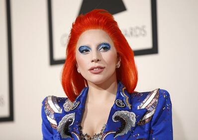 Lady Gaga: capelli rosso fuoco per i Grammy 2016. Foto 1
