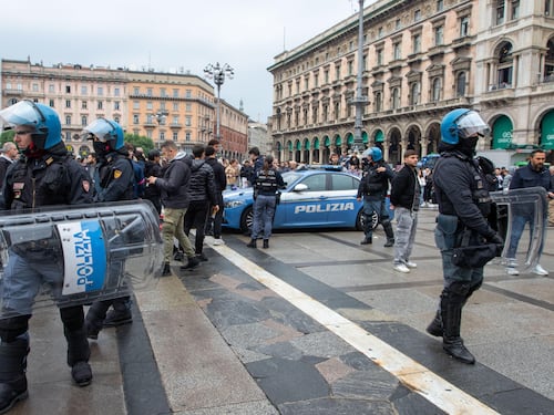 Ancora tensioni a Milano, migliaia di giovani in piazza: petardi contro la polizia, vetrine sfondate e negozi saccheggiati. Agenti schierati in Duomo