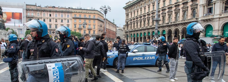 Ancora tensioni a Milano, migliaia di giovani in piazza: petardi contro la polizia, vetrine sfondate e negozi saccheggiati. Agenti schierati in Duomo - DIRETTA