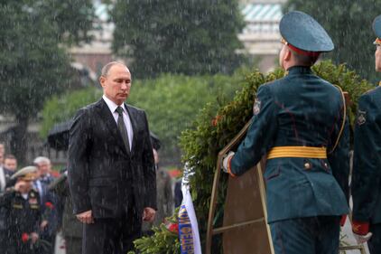 Pioggia battente su Putin: resta impassibile 1