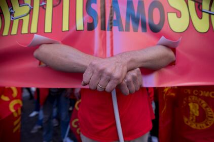 Cgil in piazza contro il governo 9