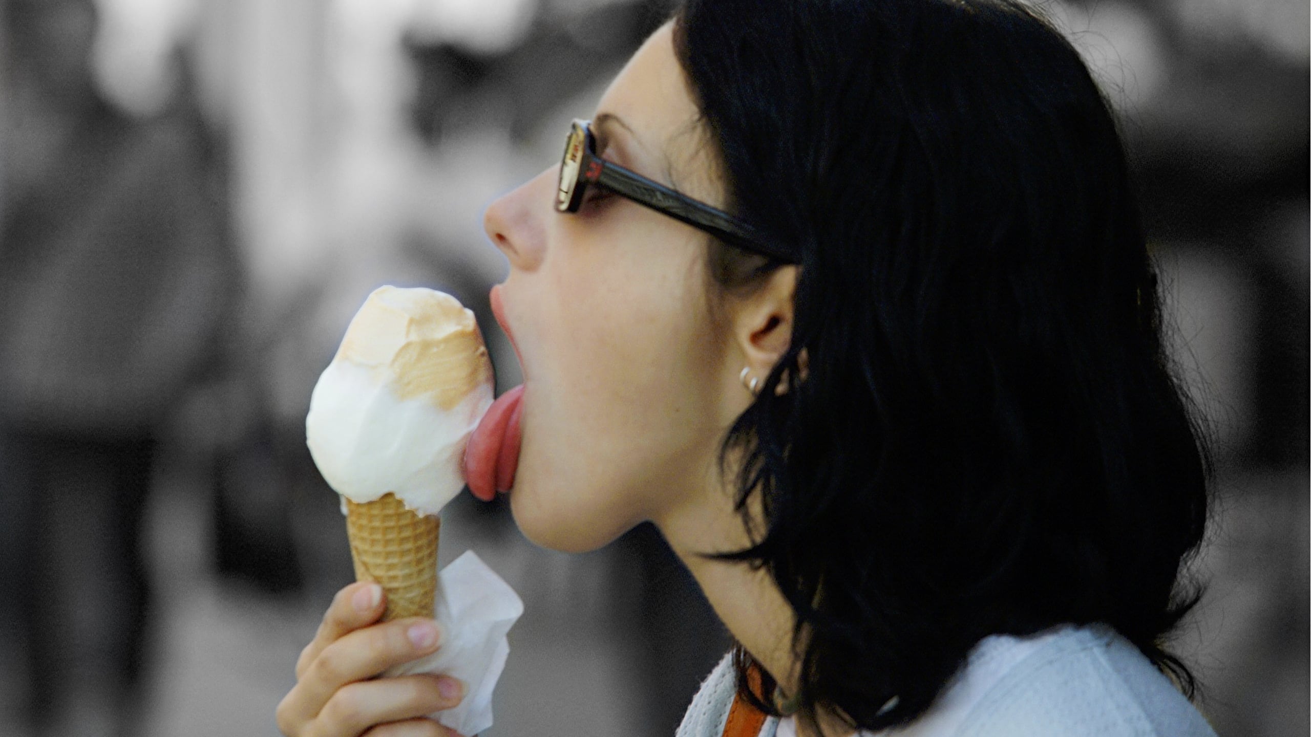 Multa al gelataio che regala un cono ma gli abusivi vendono indisturbati