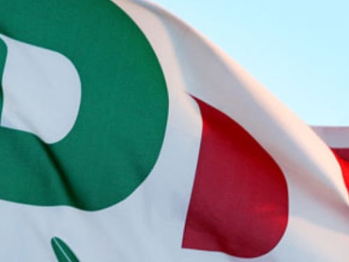 Pd in frantumi: a Lecce lasciano in 102