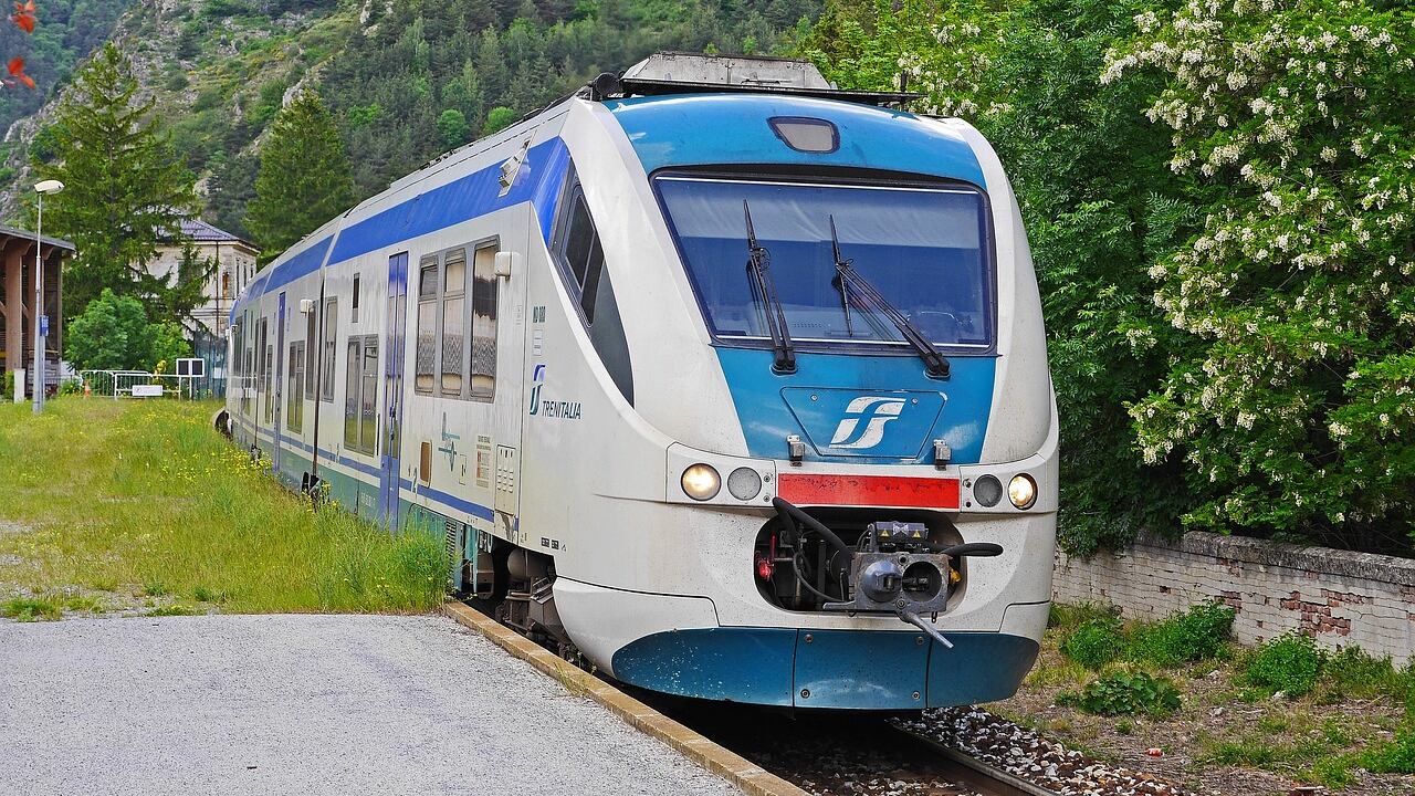 Trento, urto tra treni: 3 feriti lievi. Salvini: "Subito verifiche"