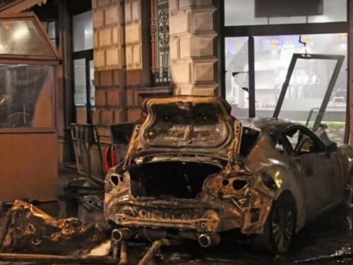 Piacenza, auto in fiamme dentro bar. Sfiorata strage in pieno centro