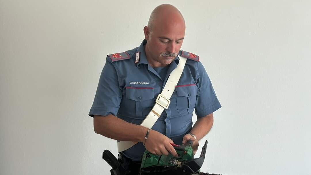"Non sai spazzare". E aggredisce il netturbino con la motosega
