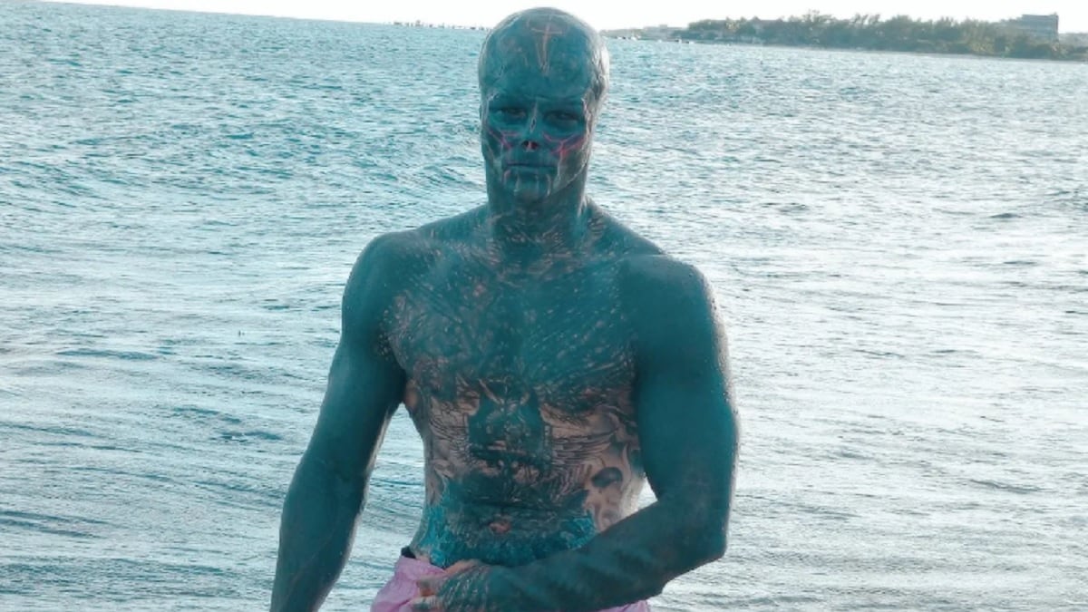 Black Alien, l'uomo che vuole assomigliare a un extraterrestre. L'incredibile trasformazione