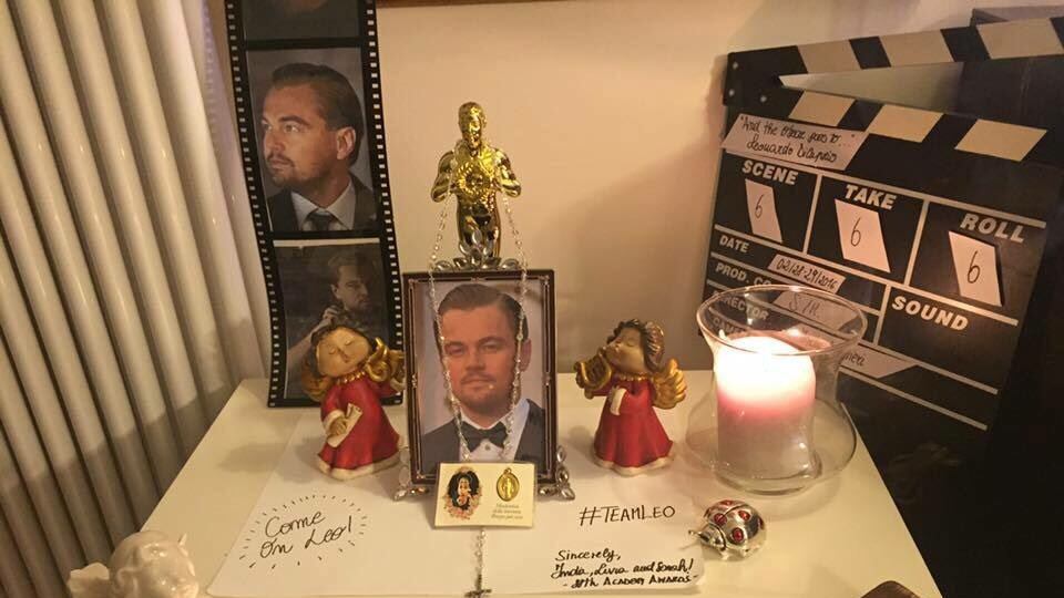 Gli Oscar iniziano con gli sfottò a Leonardo DiCaprio