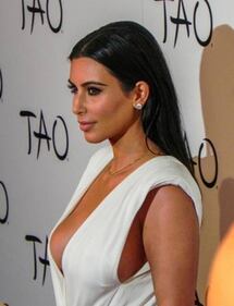 Kim Kardashian svela su Instagram il sesso del futuro nascituro 25