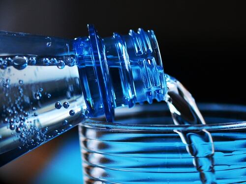 Torino, beve ammoniaca al posto dell'acqua: 13enne finisce in ospedale