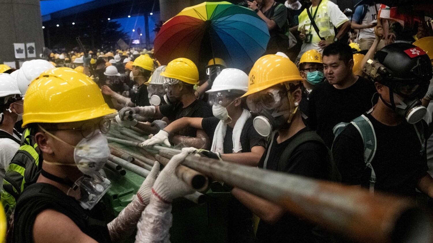 La folla assalta il Parlamento: Hong Kong schiaccia la rivolta