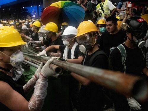 Hong Kong: manifestanti irrompono nel parlamento locale