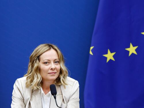 Meloni "nuova regina d'Europa". Le Parisien incorona il premier