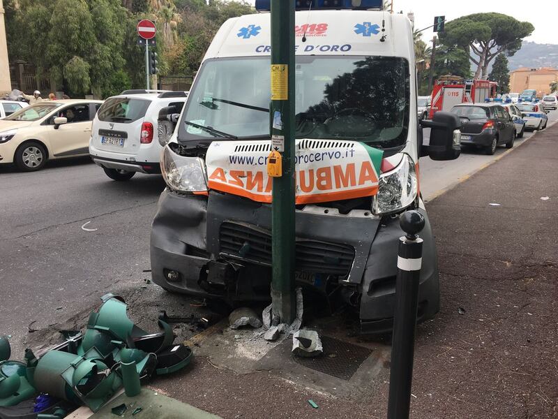 Imperia, ambulanza si schianta contro un palo 3