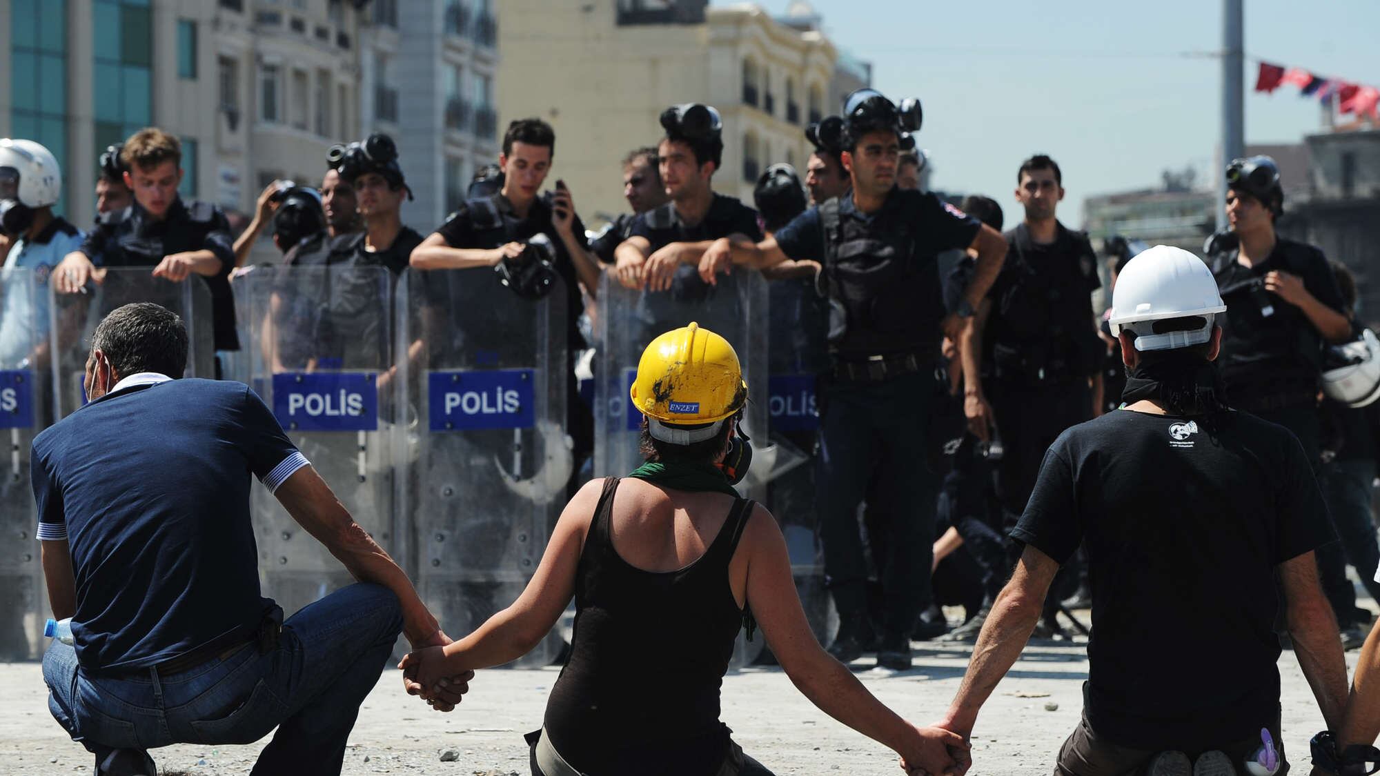 Istanbul, pugno di ferro di Erdogan. Multate le tv che trasmettono i raduni
