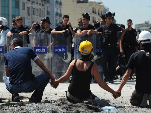 Istanbul, pugno di ferro di Erdogan. Multate le tv che trasmettono i raduni