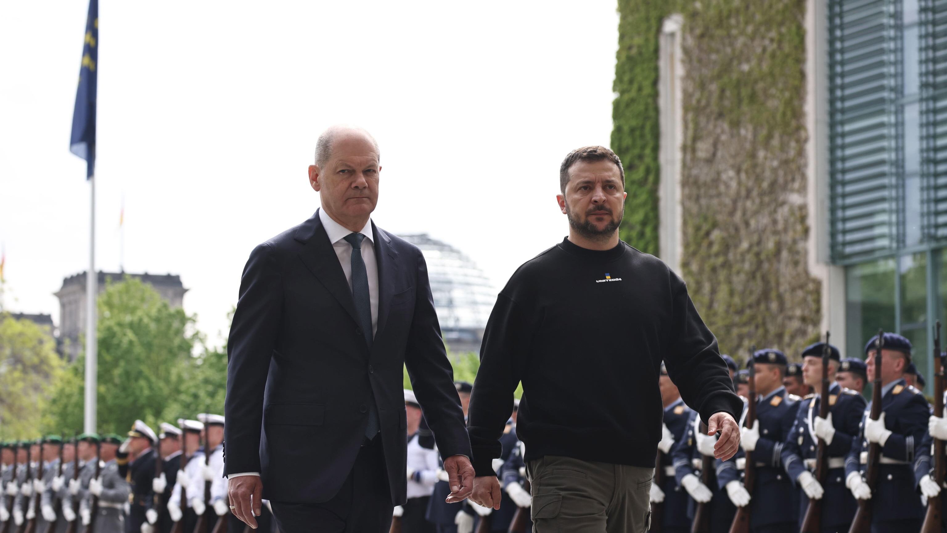 Zelensky in tour europeo prepara la controffensiva. Ma il Papa: "Basta armi"