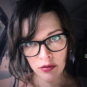 Milla Jovovich, mamma social contro i paparazzi 9