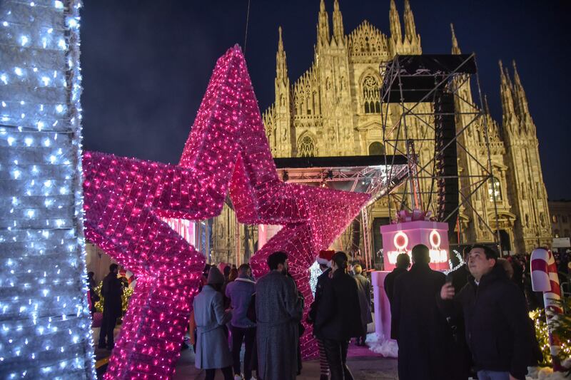 L'accensione dell'albero rosa dell'Estetista cinica a Milano 2