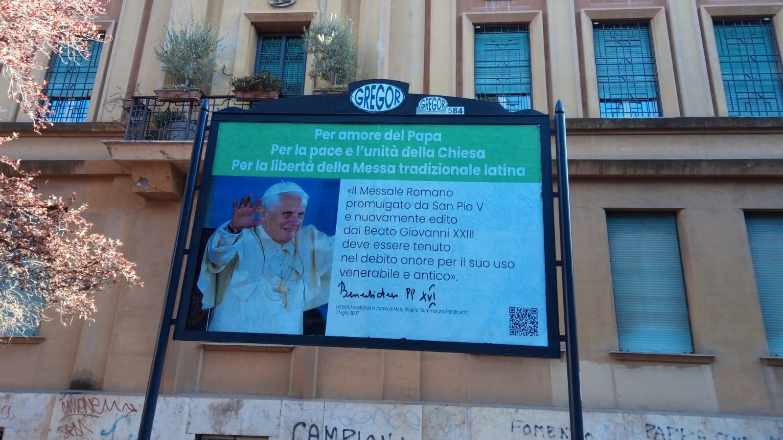 "Basta guerra alla messa in latino". Appello a Bergoglio con i manifesti di Ratzinger e Wojtyla