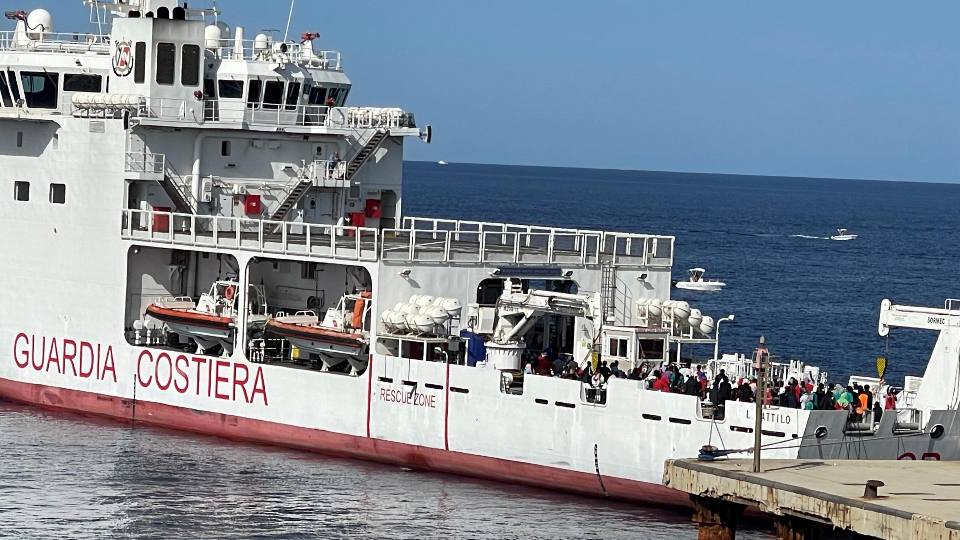 Lampedusa, nuova ondata di sbarchi: oltre 1.400 migranti. "Hotspot al limite"