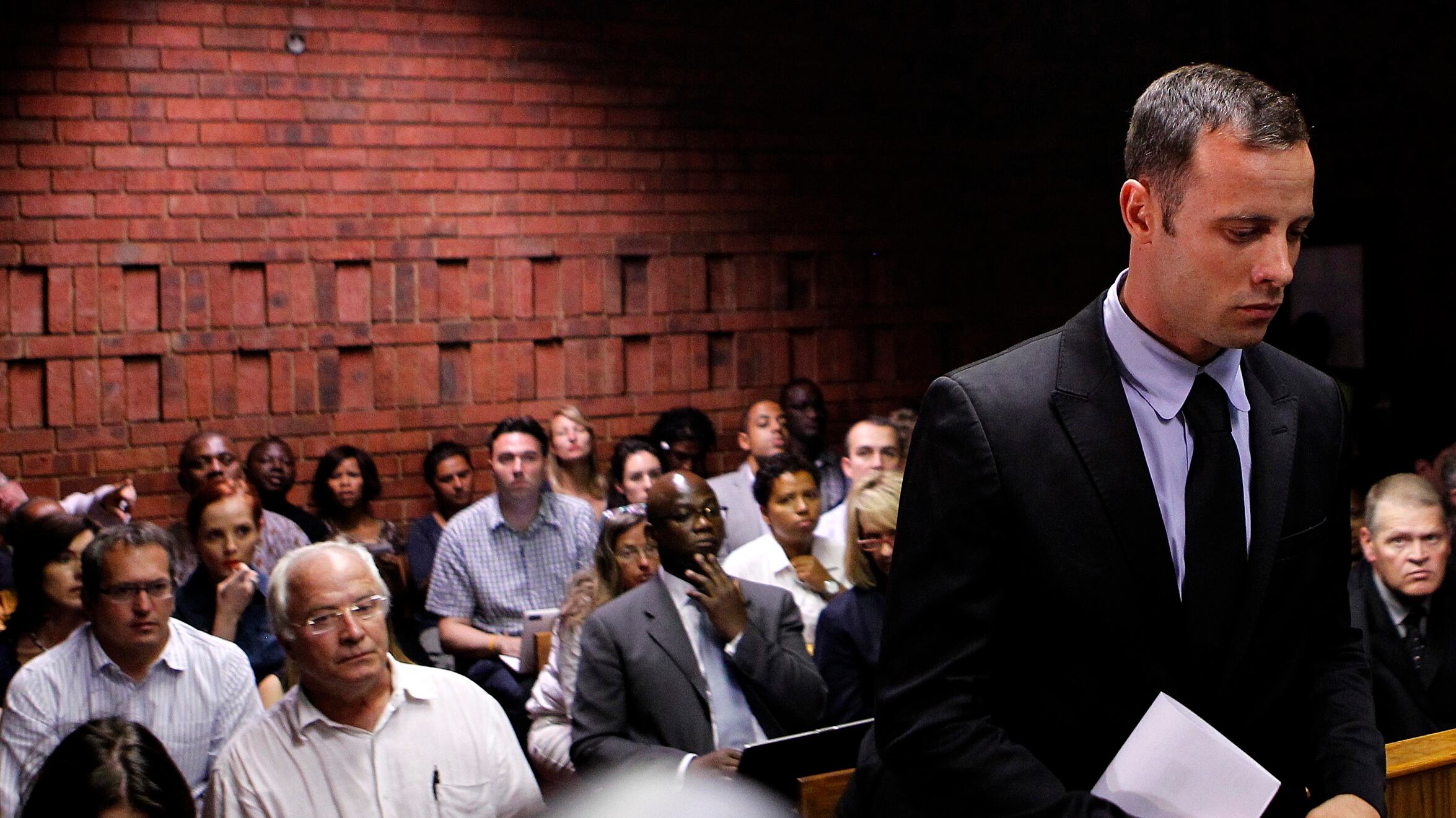Il detective che accusa Pistorius è accusato di 7 tentati omicidi L'atleta in cella senza letto