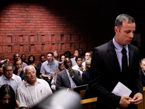 Il detective che accusa Pistorius è accusato di 7 tentati omicidi L'atleta in cella senza letto