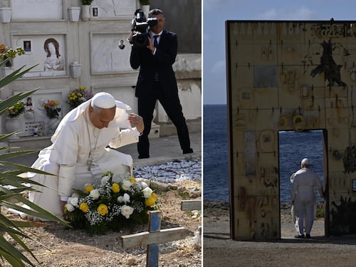 Leone XIV a Lampedusa. La preghiera sulle tombe dei migranti, l'incontro con una famiglia e la messa: "L'Europa chiamata a responsabilità epocale"
