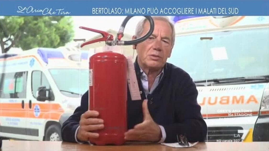 Dal lanciafiamme all'estintore, la risposta di Guido Bertolaso a De Luca