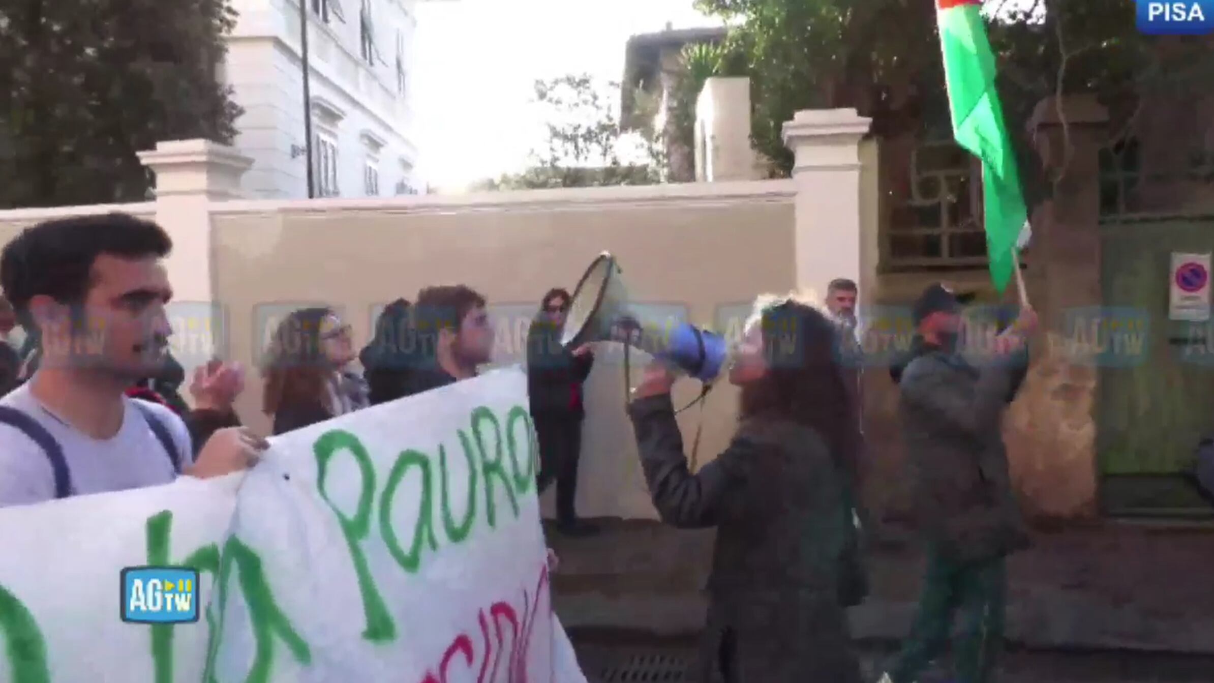 "Sbirro infame". Le piazze pro Palestina contro gli agenti