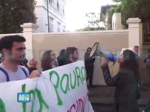 "Sbirro infame". Le piazze pro Palestina contro gli agenti
