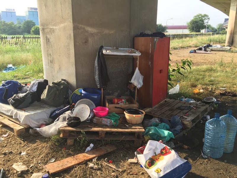 La favela di immigrati sotto la tangenziale 9