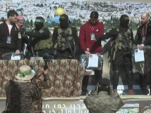 Rilasciati tre ostaggi israeliani: lo "spettacolo" di Hamas e il dono macabro alla madre di un rapito