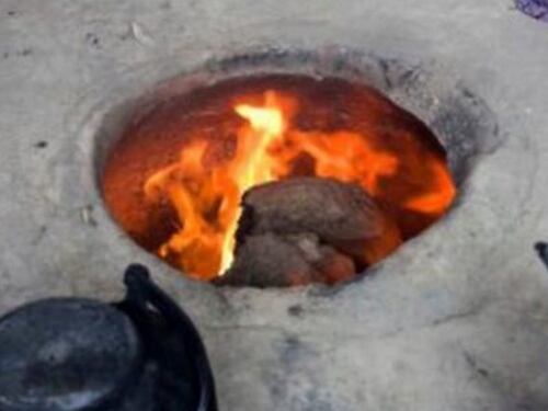 Nipotino gettato tra le fiamme del forno: "Era il diavolo". Arrestato nonno ubriaco