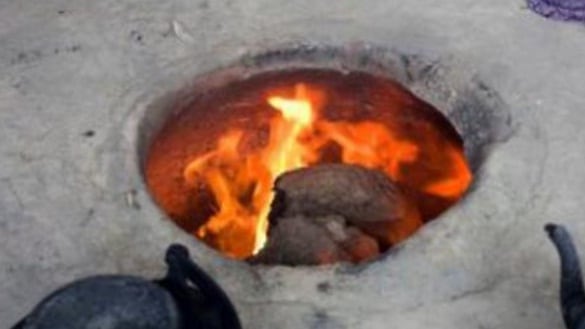 Nipotino gettato tra le fiamme del forno: "Era il diavolo". Arrestato nonno ubriaco