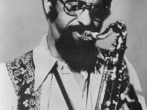 Il gigante del sax che si esercitava sotto il ponte per non disturbare