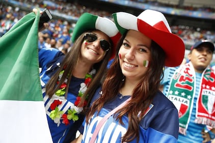 Italia-Spagna: ecco le tifose sexy sugli spalti 12