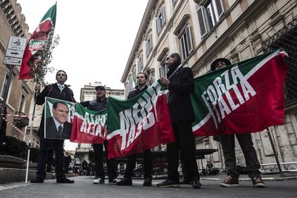 Blitz delle forze dell'ordine: rimosso lo striscione "È colpo di Stato" 1