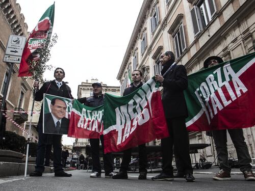 Blitz degli agenti: via lo striscione "È colpo di Stato"