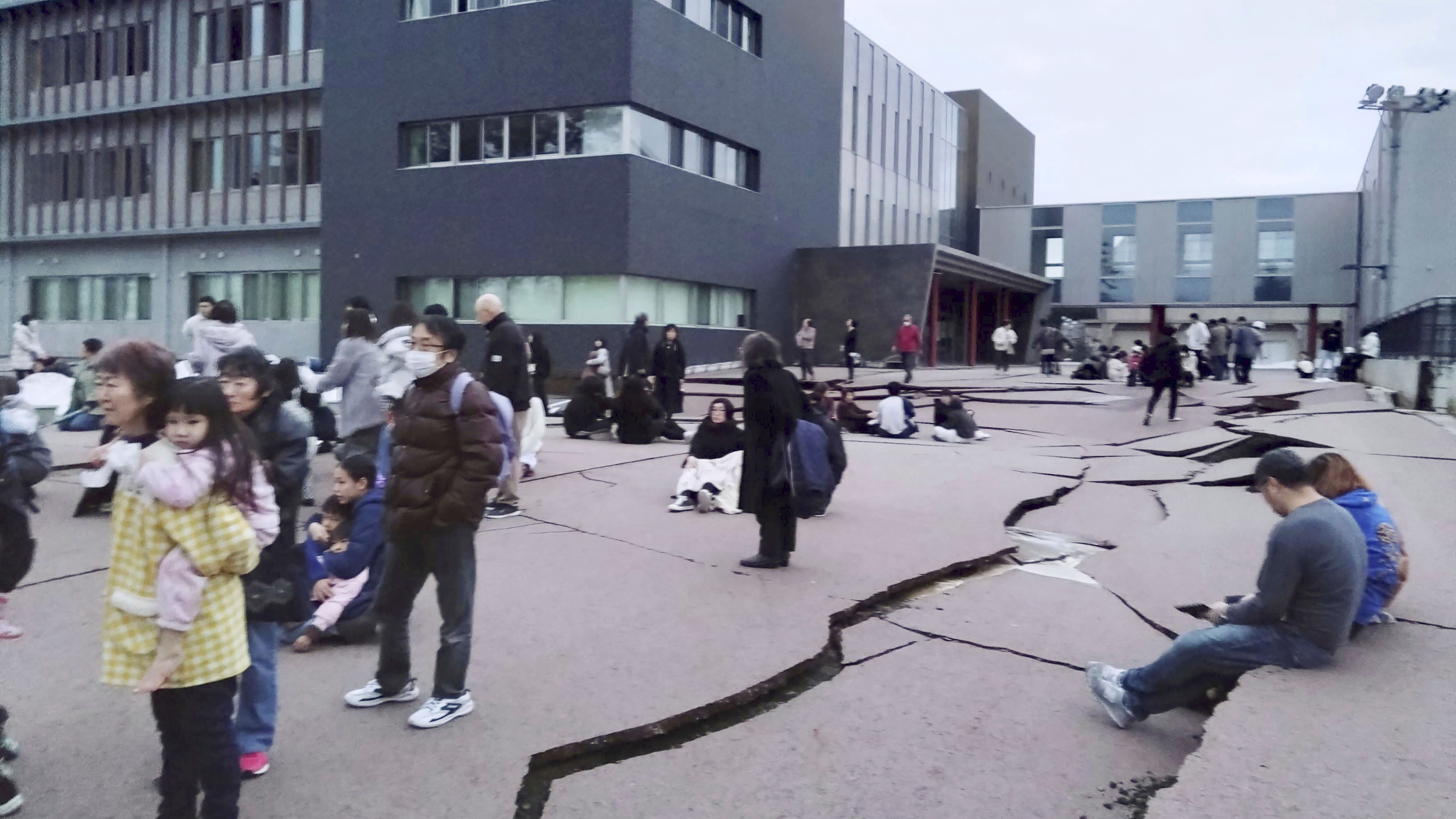 Giappone, la terra trema. Sfollati e incubo tsunami