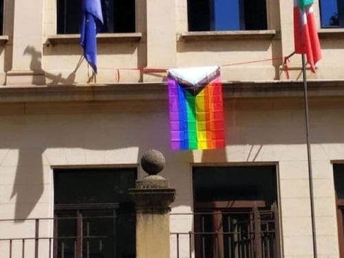 "Roba da MinCulPop". Bufera sulla bandiera arcobaleno in municipio