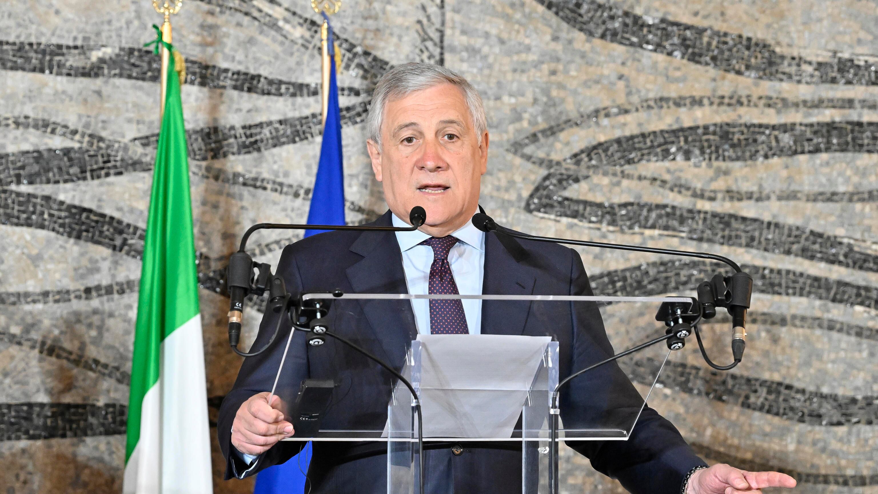 La svolta sui flussi. Tajani sigla l'intesa: "Tunisi ci invierà 4mila lavoratori"